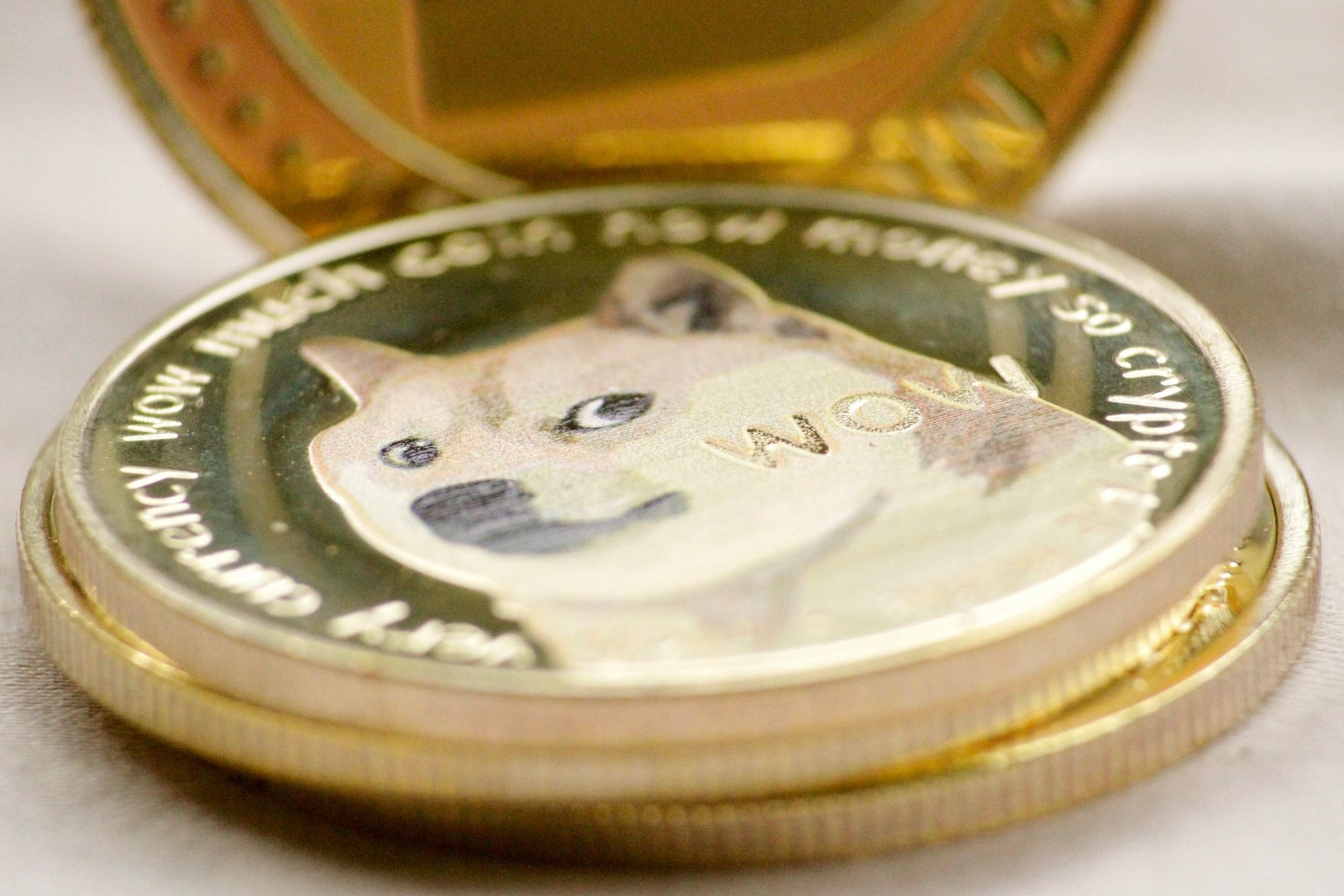 Representación de Dogecoin en forma de moneda.