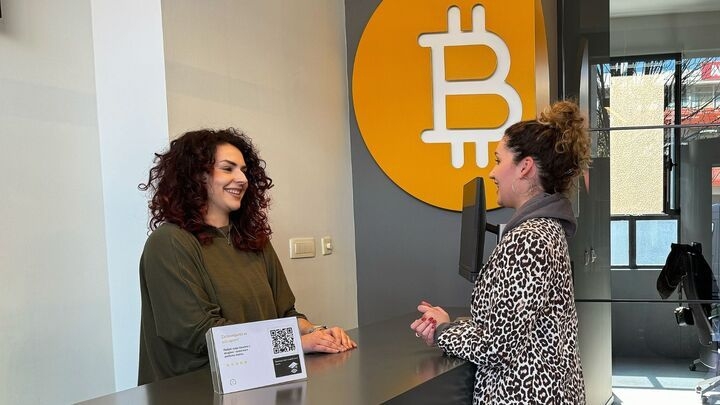La imagen muestra personas que venden criptomonedas en una tienda de criptomonedas por dinero en efectivo